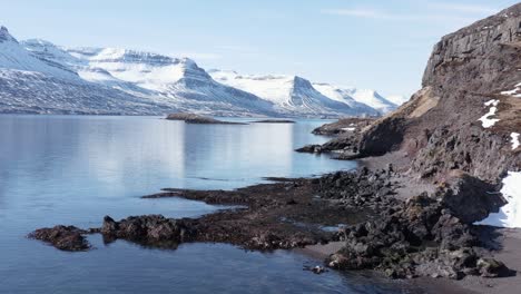 Paisaje-De-Fiordo-Natural-Con-Costa-Rocosa-Y-Montañas-Distantes-En-Islandia,-Antena