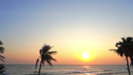 Silhouette-Von-Palmen-Mit-Meer-Im-Hintergrund-Bei-Sonnenuntergang