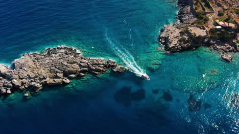 Schnellboot,-Das-Zwischen-Loutro-aussichtspunkt-Und-Der-Insel-Nisida-Fanari-In-Loutro,-Kreta,-Griechenland-Kreuzt
