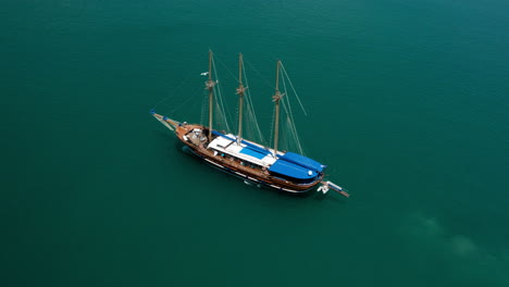 Altes-Holzschiff,-Das-Auf-Dem-Ruhigen-Blauen-Wasser-Des-Meeres-In-Der-Nähe-Von-Nafplion-Segelt