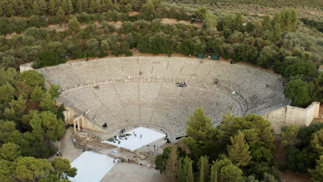 Touristen-Besuchen-Das-Antike-Theater-Von-Epidaurus-In-Griechenland