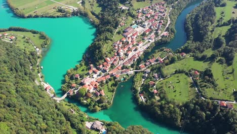 Filmische-Aufnahme,-Luftaufnahme-Des-Meisten-Na-Soci-Sees-Mit-Wunderschönen-Türkisfarbenen-Farben-In-Der-Nähe-Von-Tolmin-In-Slowenien