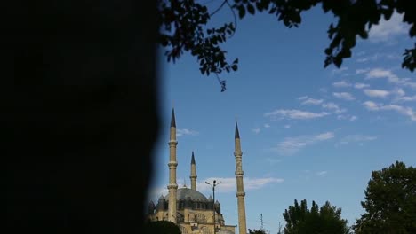 Sultan-selim-moschee-In-Konya,-Türkei-Und-Schöne-Bunte-Blumen-Und-Viele-Menschen-Und-Touristen-Mit-Blauem-Und-Bewölktem-Himmel