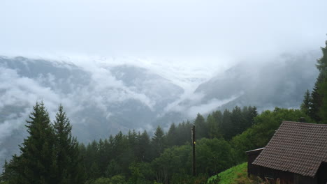 Erstaunlicher-Zeitraffer-Von-Sich-Bewegenden-Wolken-über-Einem-Grünen-Tal