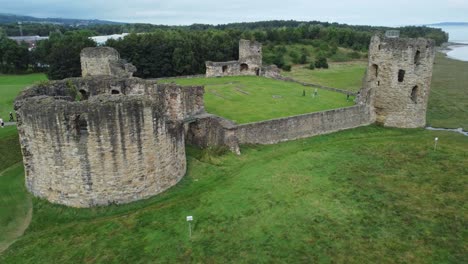 Flint-Castle-Walisisch-Mittelalterliche-Küste-Militärische-Festung-Ruine-Luftaufnahme-Langsamer-Rechter-Orbit-Schuss