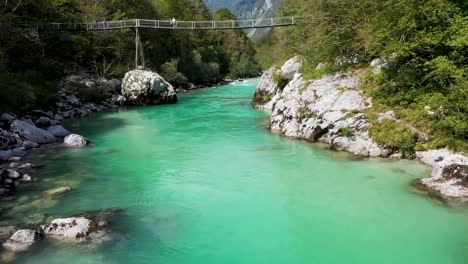Smaragdgrüner-Fluss-In-Einer-Von-Wald-Umgebenen-Schlucht