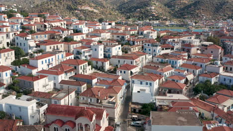 Vista-Aérea-De-Las-Casas-De-Techo-Rojo-De-La-Ciudad-De-Poros-En-Las-Islas-Sarónicas,-Grecia