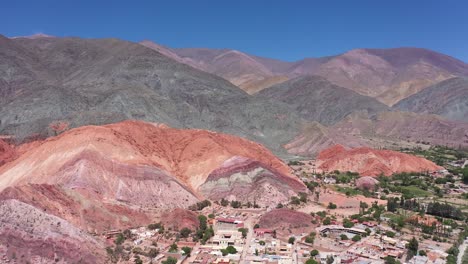 El-Cerro-De-Los-Siete-Colores,-Cerros-Que-Bordean-La-Quebrada-De-Purmamarca,-En-La-Provincia-De-Jujuy,-Argentina
