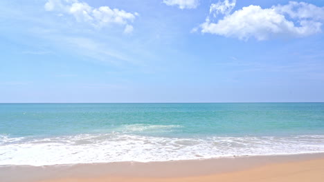 Leerer-Sandstrand-Und-Smaragdgrünes-Ruhiges-Meer-Schäumende-Gezeiten-Rollen-Auf-Sand-Auf-Unbewohnter-Insel-In-Thailand,-Bewölkter-Himmel,-Urlaubsvorlage,-Kopierraum-Minimalistisch-Keine-Menschen