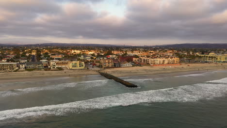 Blick-Vom-Meer-Auf-Die-Stadt-Imperial-Beach-In-San-Diego,-Kalifornien,-Mit-Dramatischem-Sonnenuntergangshimmel