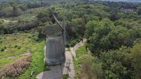 Bidston-Hill-Stillgelegte-Ländliche-Mühle-Restauriert-Traditionelles-Holzsegel-Windmühle-Birkenhead-Luftaufnahme-Langsame-Linksdrehung