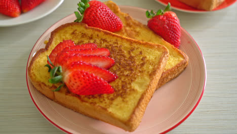 french-toast-with-fresh-strawberry-on-plate