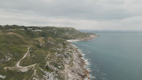 Luftaufnahme-Einer-Drohne,-Die-Um-Den-Strand-Von-Church-Ope-Herumfliegt,-Auf-Der-Insel-Portland,-Dorset,-Großbritannien,-Mit-Blick-Auf-Die-Küste-über-Dem-Ozean