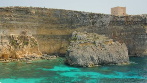 Saint-Mary&#39;s-Tower,-Wachturm-Auf-Der-Insel-Comino-Mit-Klarem-Blauem-Wasser-In-Malta