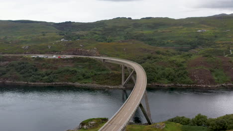 Rotierende-Drohnenaufnahme-Der-Kylesku-brücke-Im-Nordwesten-Schottlands,-Die-Den-Loch-A&#39;cairn-Báin-In-Sutherland-überquert