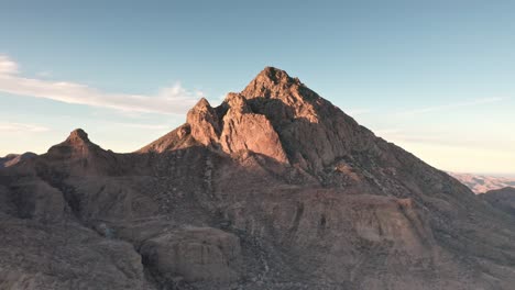Aerial-Dolly-In-Der-Berglandschaft-Peak-Am-Tag-In-Baja,-Mexiko