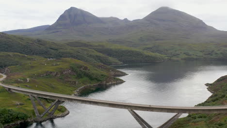 Filmische-Drohnenaufnahme-Der-Kylesku-Brücke-Im-Nordwesten-Schottlands,-Die-Den-See-A&#39;cairn-Báin-In-Sutherland-überquert