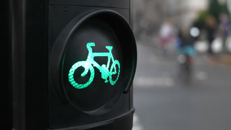 Londoner-Radweg-Grünes-Licht-Mit-Radfahrern