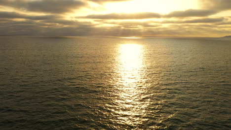 Horizont-über-Wasser-Bei-Sonnenuntergang-Mit-Schatten-Und-Licht,-Wellen-Auf-Offenem-Ozean