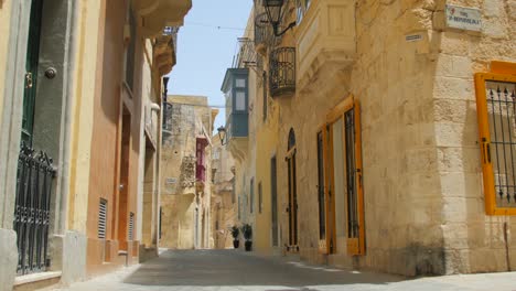 Mittelalterliche-Architektur-Entlang-Einer-Leeren-Straße-Aufgrund-Der-Ausbreitung-Von-Covid-19-In-Rabat,-Malta