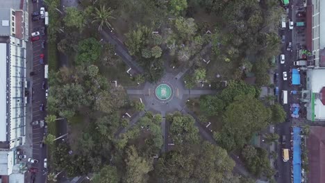 Riesiger-Park-Im-Zentrum-Einer-Stadt-In-El-Salvador---Luftaufnahme
