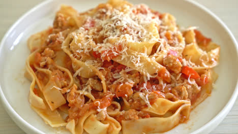 Hausgemachte-Pasta-Fettuccine-Bolognese-Mit-Käse---Italienische-Küche