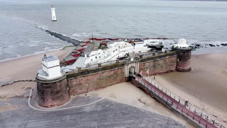 Fort-Perch-Rock-New-Brighton-Sandstein-Küstenverteidigung-Batteriemuseum-Und-Leuchtturm-Luftaufnahme-Orbit-Rechts