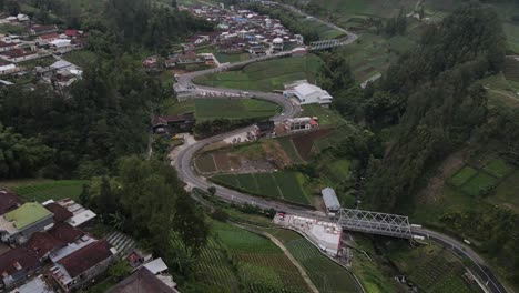 Vista-Aérea,-Paisaje-Rural-En-Las-Laderas-Del-Monte-Lawu,-Campos-Y-Caminos-Sinuosos-Ubicados-En-Tawangmangu,-Indonesia