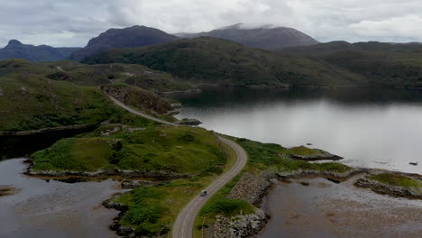 Luftaufnahme-Einer-Kurvenreichen-Straße-In-Der-Nähe-Der-Kylesku-brücke-Im-Nordwesten-Schottlands,-Die-Den-Loch-A&#39;cairn-Báin-In-Sutherland-überquert