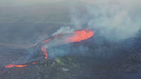 Rote-Lava-Auf-Dem-Krater-Des-Fagradalsfjall-Vulkans-Mit-Rauch-In-Island