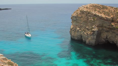 Velero-Flotando-En-La-Laguna-Azul-Cerca-De-La-Isla-De-Comino-Durante-El-Verano-En-Malta