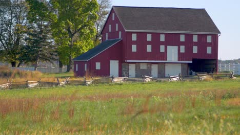 Close-view-of-the-big-red-barn-in-the-battlefield-of-Gettysburg