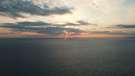 Drohnenaufnahme-Eines-Erstaunlichen-Sonnenuntergangs-über-Dem-Englischen-Ozean