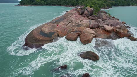 Atemberaubende-Luftaufnahme-Einer-Felsigen-Küste-In-Brasilien-Bei-Launischem-Wetter