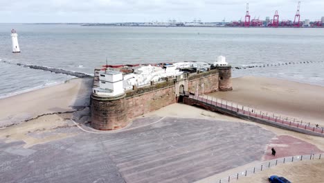 Fort-Perch-Rock-New-Brighton-Sandstein-Küstenverteidigung-Batteriemuseum-Schälen-Hafen-Und-Leuchtturm-Luftbild-Orbit-Links