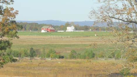 The-landscape-of-the-fields-of-Gettysburg-with-the-famous-red-farm