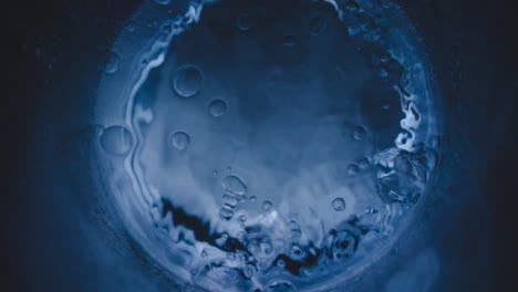 Agua-Condensada-En-Movimiento-De-Burbujas-De-Vidrio-Y-Macro,-Burbujas-De-Agua-En-Vidrio,-Primer-Plano