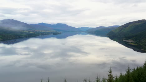 Toma-Cinematográfica-De-Drones-Que-Reflejan-El-Agua-Y-Las-Montañas-En-Loch-Carron,-En-Las-Tierras-Altas-Escocesas