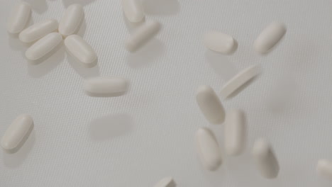 Pillen,-Die-Auf-Einen-Weißen-Hintergrund-Fallen