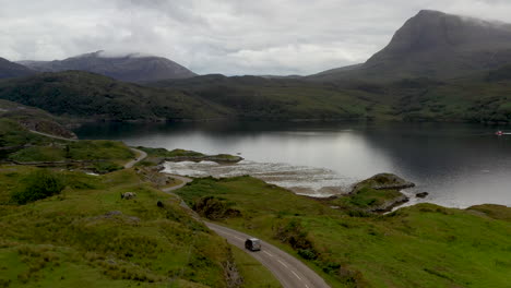 Drohnenaufnahme-Einer-Kurvenreichen-Straße-In-Der-Nähe-Der-Kylesku-Brücke-Im-Nordwesten-Schottlands,-Die-Den-Loch-A&#39;cairn-Báin-In-Sutherland-überquert