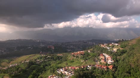 Drohnen-Hyperlapse-Eines-Bewölkten-Sonnenuntergangs-In-Caracas,-Venezuela