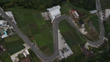Luftbild,-Ländliche-Landschaft-An-Den-Hängen-Des-Mount-Lawu,-Felder-Und-Kurvenreiche-Straßen-In-Tawangmangu,-Indonesien