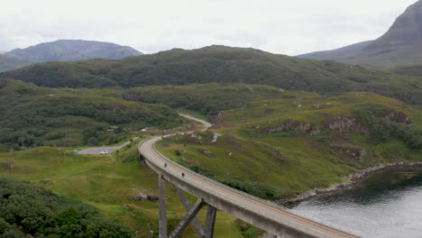 Drohnenaufnahme-Der-Straße,-Die-Zur-Kylesku-Brücke-Im-Nordwesten-Schottlands-Führt,-Die-Den-Loch-A&#39;cairn-Báin-In-Sutherland-überquert
