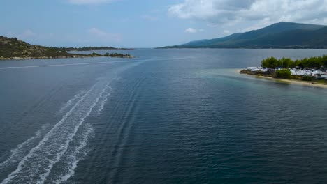 4K-Drone-clip-slowly-moving-farward-over-small-cruise-boats-in-the-bay-of-Vourvourou,-in-Chalkidiki,-northern-Greece