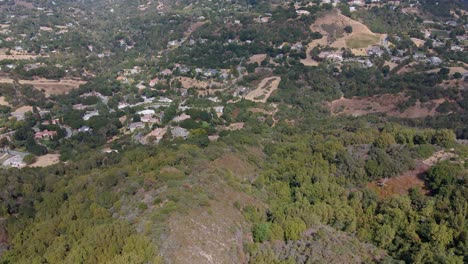 Aerial-view-of-the-villas-and-nature-of-Saratoga,-California---panning,-tilt,-drone-shot