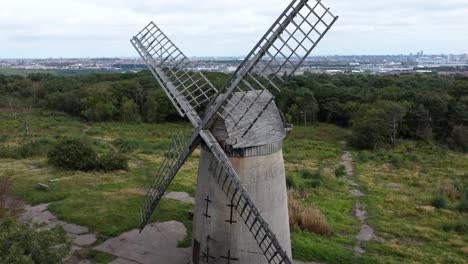Bidston-Hill-Stillgelegte-Ländliche-Mühle-Restauriert-Traditionelle-Holzsegelwindmühle-Birkenhead-Luftansicht-Von-Vorn-Langsam-Steigend