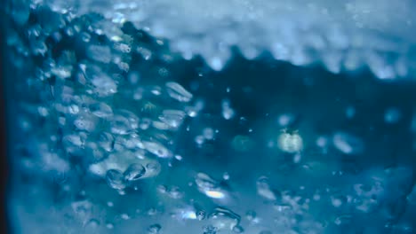Wasserblasen-Auf-Glas,-Nahaufnahme-Von-Flüssigem-Eis-In-Glasbewegung-Und-Makroaufnahme