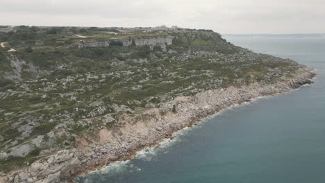 Aerial-view-of-cliffs-on-the-coast-of-the-island-of-Portland,-in-Dorset-UK