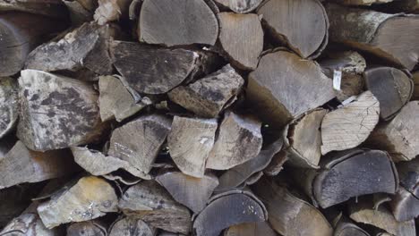 Eine-Nahaufnahme-Von-Einem-Haufen-Gestapeltem-Brennholz