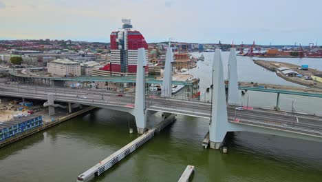 Traffic-Driving-At-Newly-Built-Hisingsbron-Bridge-Over-Gota-Alv-River-In-Gothenburg-City,-Sweden